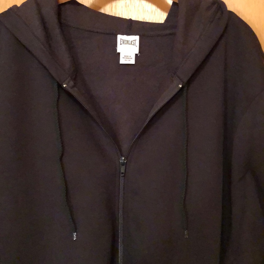 🥀🍃BLACK ZIPPERED SWEATSHIRT WITH HOOD NWT